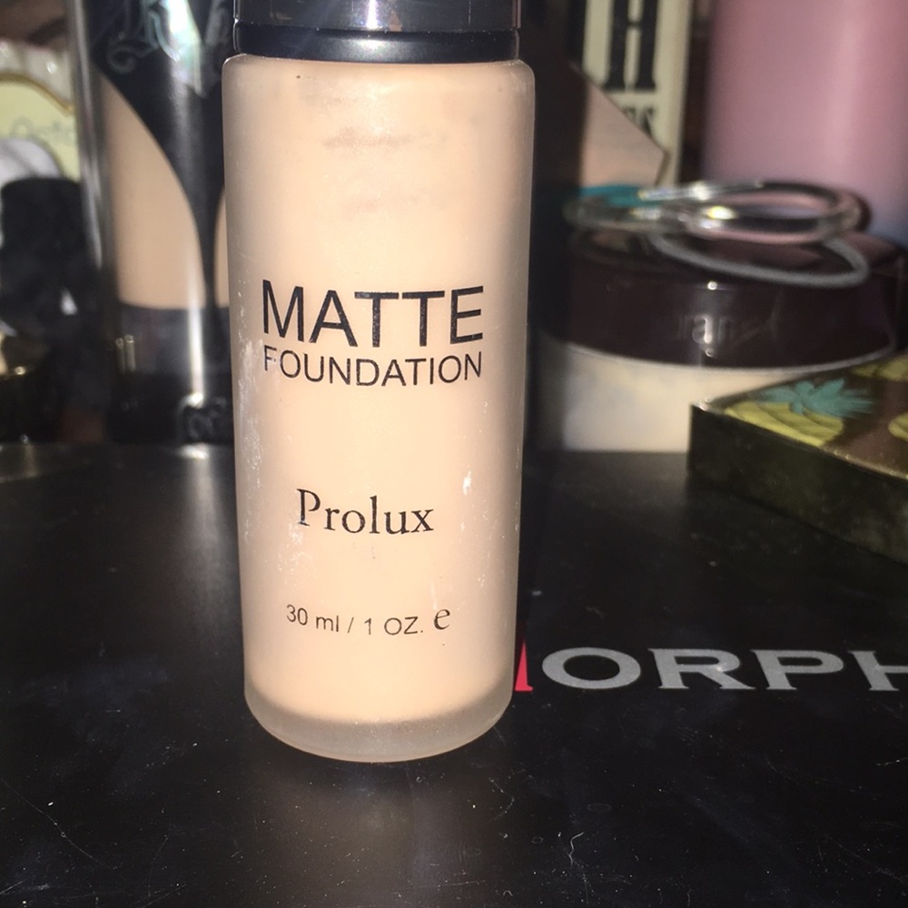 MATTE FOUNDATION Prolux